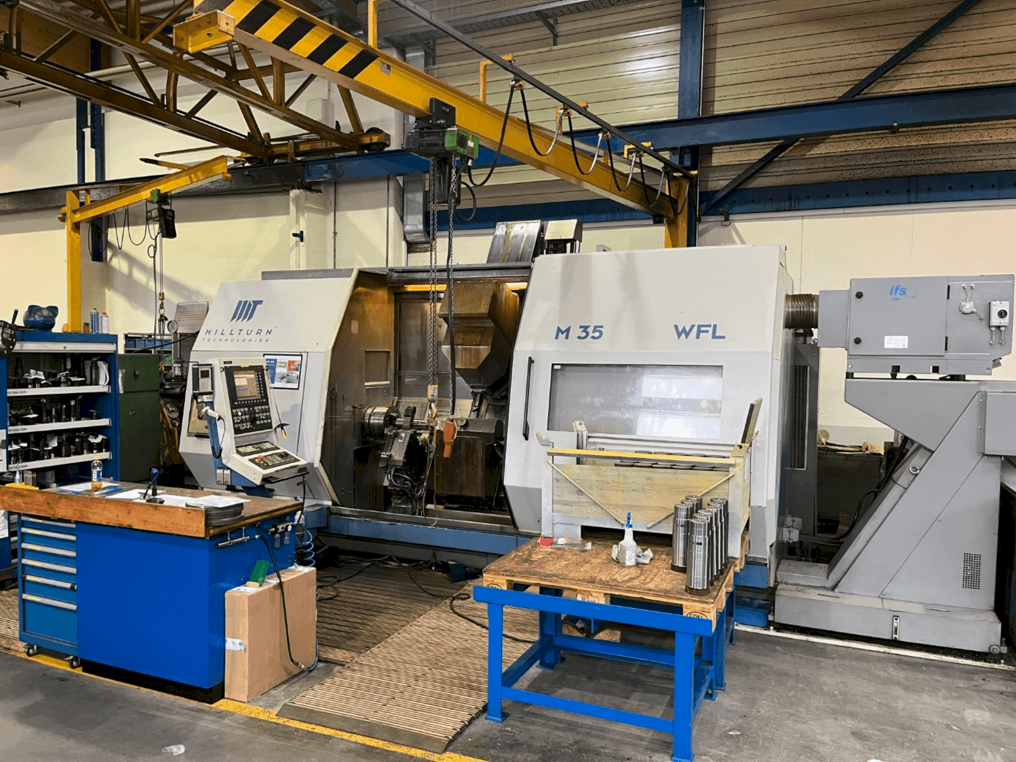 Vista frontal de la máquina WFL M-35