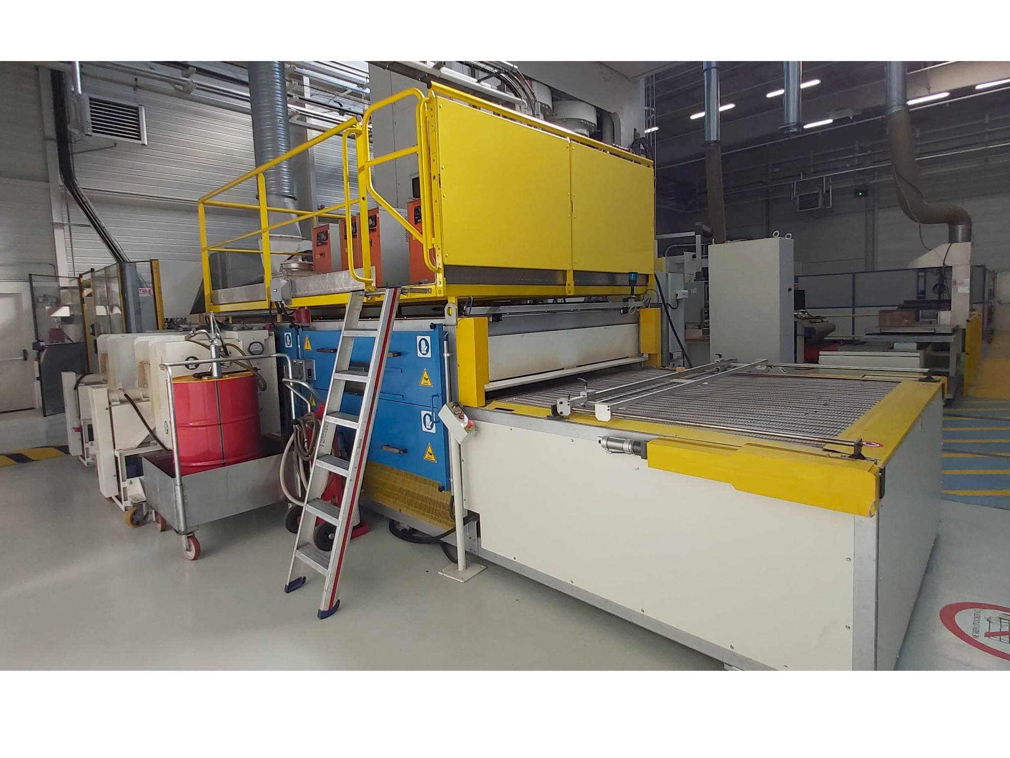 Vista frontal de la máquina CANNON PRE PREG OVEN