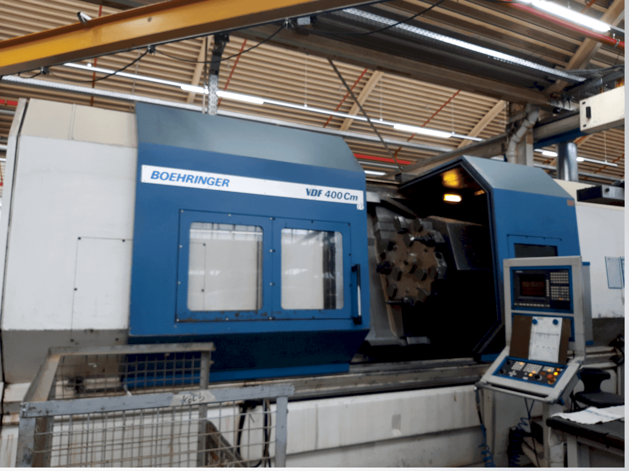 Vista frontal de la máquina BOEHRINGER VDF 400 CM