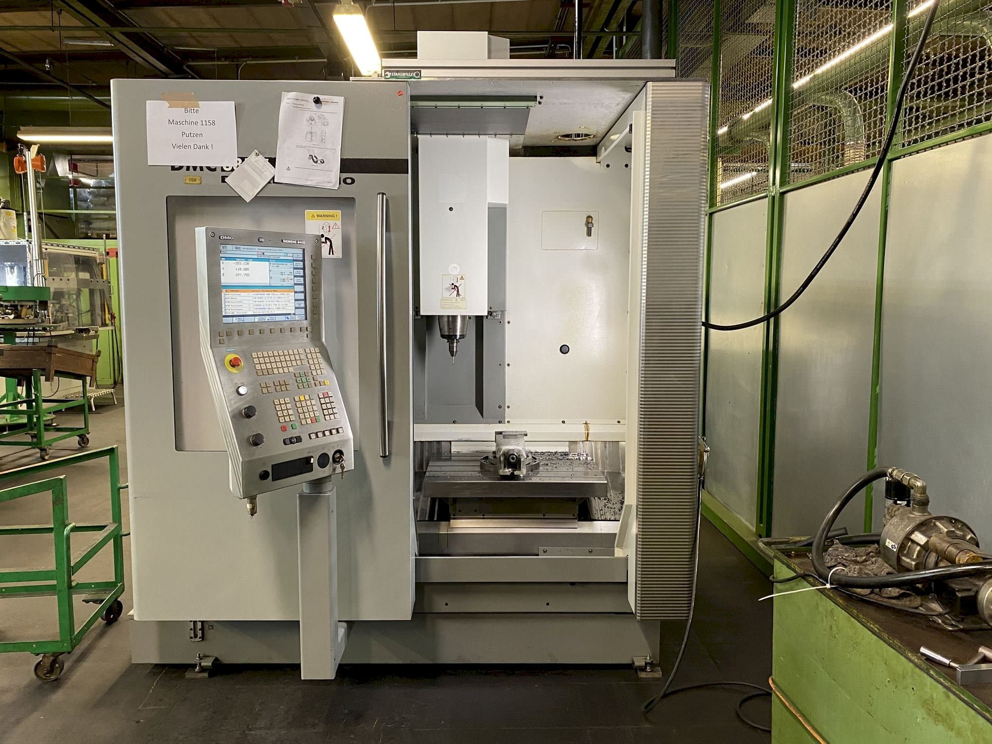 Vista frontal de la máquina DECKEL MAHO DMC 635V