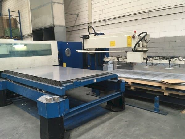 Vista frontal de la máquina Trumpf Trumatic L3050