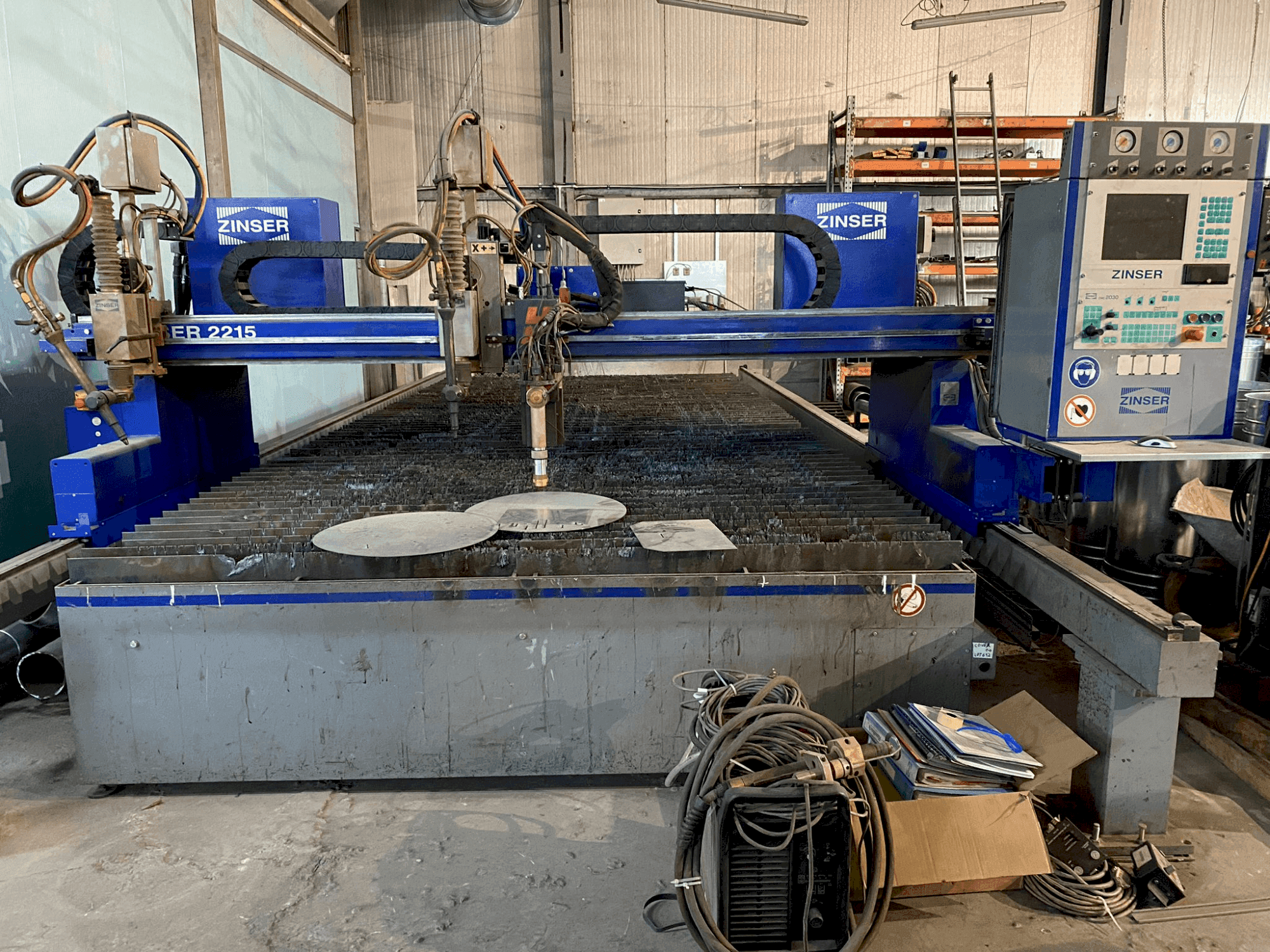 Vista frontal de la máquina ZINSER 2215