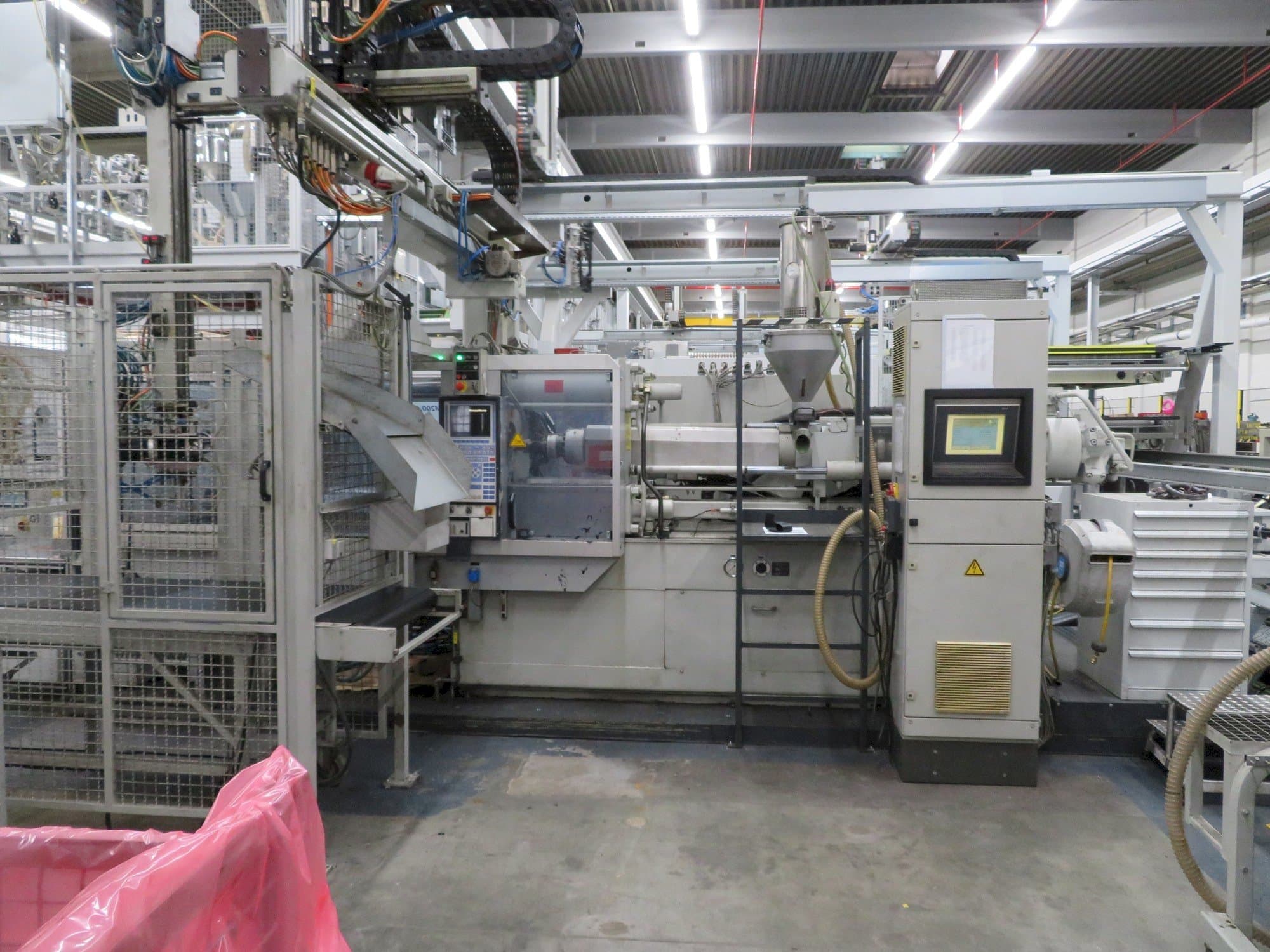 Vista frontal de la máquina Krauss Maffei 200-1400 C2