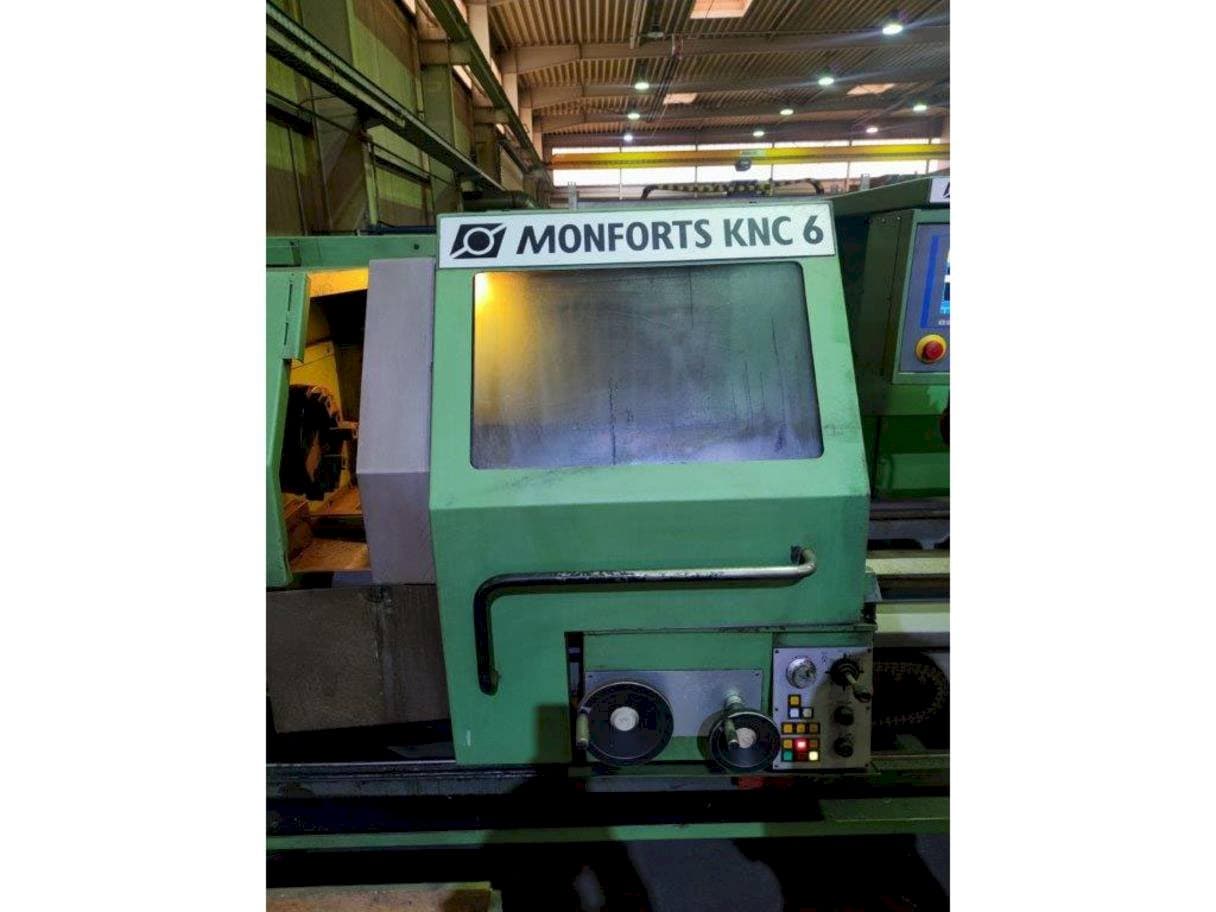 Vista frontal de la máquina Monforts KNC6 x 2000