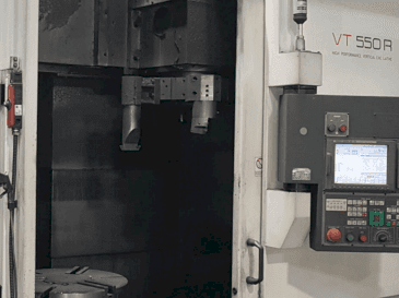 Vista frontal de la máquina HWACHEON VT550R