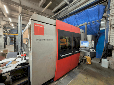 Vista frontal de la máquina Bystronic Bysprint Fiber 3015 3kW