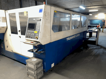 Vista frontal de la máquina TRUMPF TRUMATIC L3030