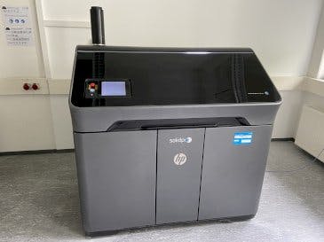 Vista frontal de la máquina HP Jet Fusion 580 Color 3D printer