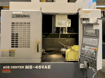 Vista frontal de la máquina Okuma MB-46VAE