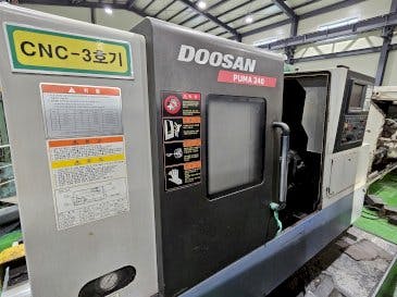 Vista frontal de la máquina Doosan Puma 240
