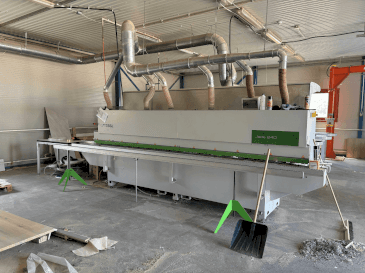 Vista frontal de la máquina BIESSE Jade 240
