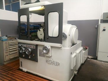 Vista frontal de la máquina Reishauer NZA