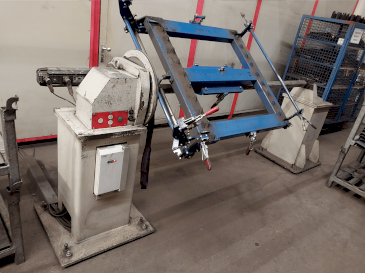 Vista frontal de la máquina IGM Welding Robot System