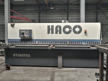 Vista frontal de la máquina HACO ATS 3206