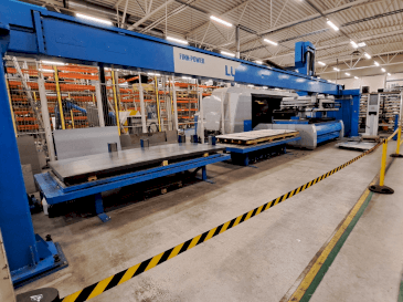 Vista frontal de la máquina Finn-Power L6 laser + LU3000