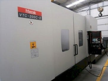 Vista frontal de la máquina Mazak VTC-200C