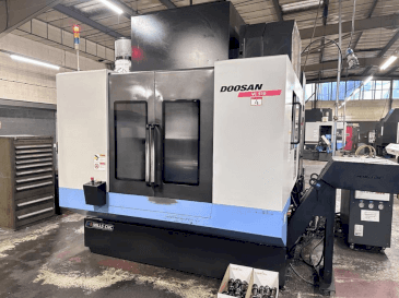 Vista frontal de la máquina DOOSAN VC 510