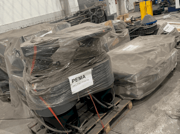 Vista frontal de la máquina PEMA Column & Boom HD 4x4 Twin SAW