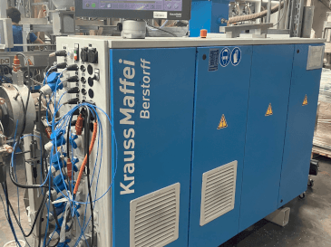 Vista frontal de la máquina Krauss Maffei KME 45 XS
