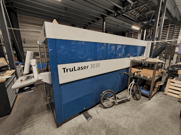 Vista frontal de la máquina TRUMPF TruLaser 3030 Fiber