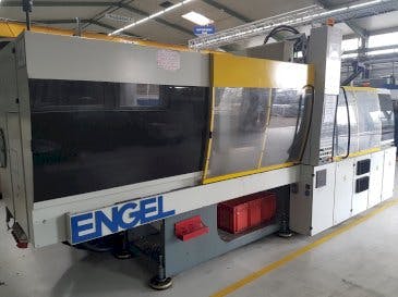 Vista frontal de la máquina Engel VICTORY 650H/330W/150 COMBI