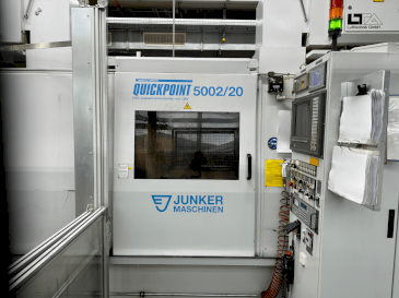 Vista frontal de la máquina JUNKER Quickpoint 5002/20