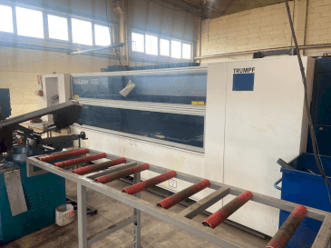 Vista frontal de la máquina TRUMPF TruLaser 1030