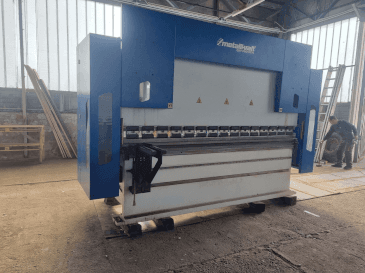 Vista frontal de la máquina Metallkraft GBP 31175
