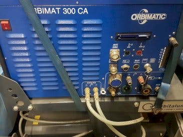 Vista frontal de la máquina Orbitalum ORBIMAT 300 CA AVC/OSC