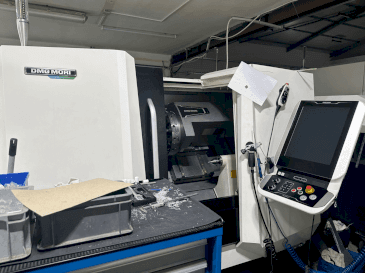 Vista frontal de la máquina DMG MORI CLX 350 V4