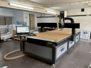 Vista frontal de la máquina HARMUTH F+3000