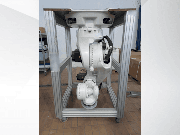 Vista frontal de la máquina KUKA KR270 R2700 C ultra MED (2015)