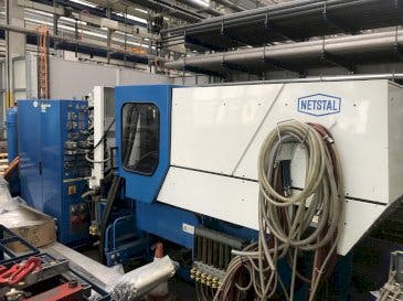 Vista frontal de la máquina Netstal S-600-110/60