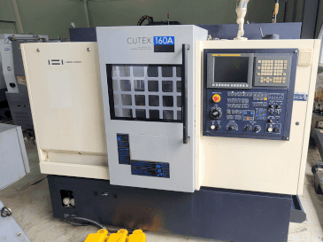 Vista frontal de la máquina HWACHEON CUTEX 160 A