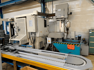 Vista frontal de la máquina Okuma 2003