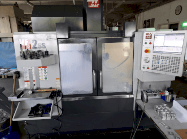 Vista frontal de la máquina HAAS VF 2 SS