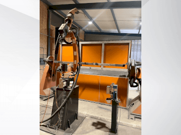 Vista frontal de la máquina KUKA KR8 R2100-2 arc HW