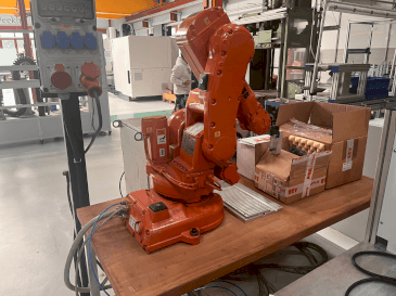 Vista frontal de la máquina ABB IRB 140 M2000