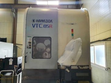 Vista frontal de la máquina HANKOOK VTC85R
