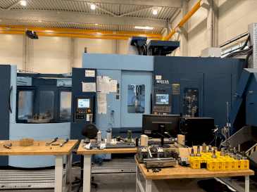 Vista frontal de la máquina Matsuura MAM72-70V