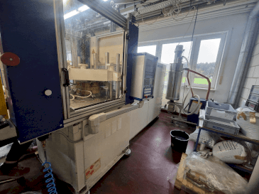 Vista frontal de la máquina Battenfeld Vertical R60 125H  (2002)