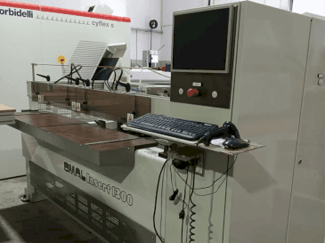Vista frontal de la máquina OMAL Insert 1300