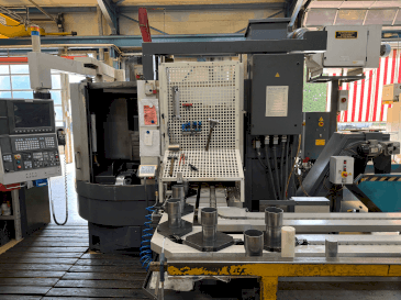 Vista frontal de la máquina Okuma LVT 300-M
