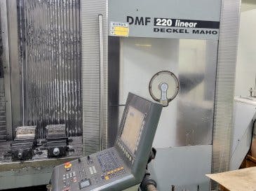 Vista frontal de la máquina DECKEL MAHO DMF 220 Linear