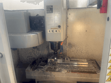 Vista frontal de la máquina HAAS S MiniMill HE