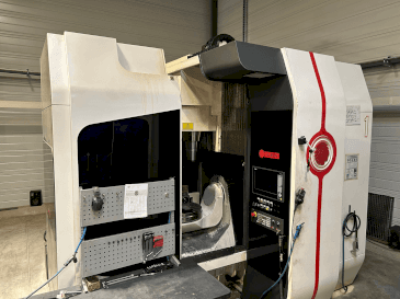 Vista frontal de la máquina Huron UMILL 6