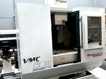 Vista frontal de la máquina Bridgeport VMC 500 XP