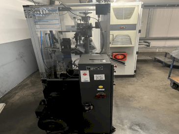 Vista frontal de la máquina KOMAGE K 6 Mechanical Powder Press