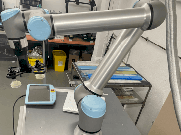 Vista frontal de la máquina Universal Robots UR10