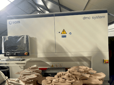 Vista frontal de la máquina SCM DMC SYSTEM